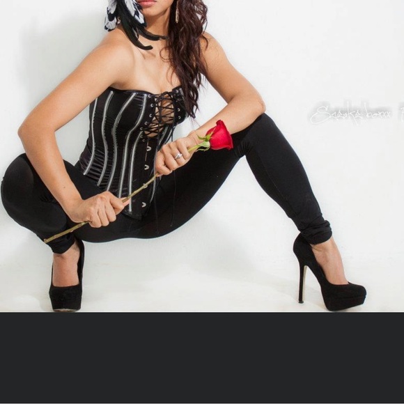 Corset - Picture 4 of 5